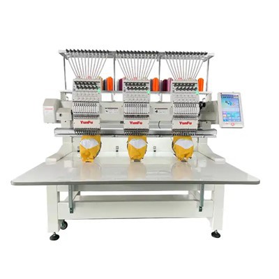 Daudzfunkcionāla komerciāla 3 galviņu izšūšanas mašīna